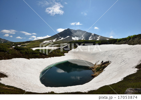 絶景ジャパン 晴天の日の残雪残る旭岳 擂鉢池 北海道 絶景ジャパン 晴天の日の残雪残る旭岳 擂鉢池 北海道 17053874