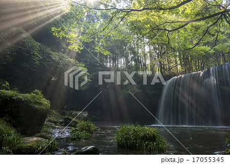 鍋ガ滝の光芒 17055345