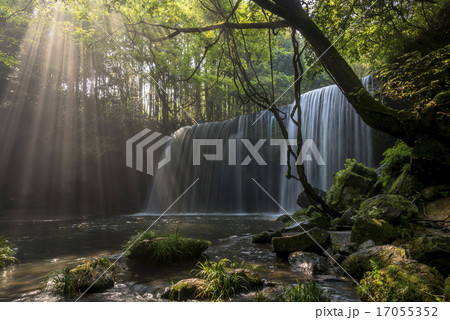鍋ガ滝の光芒 17055352