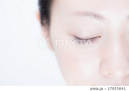 顔アップ　女性 17055641