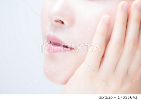 顔アップ　女性 17055643