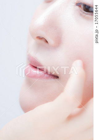 顔アップ　女性 17055644