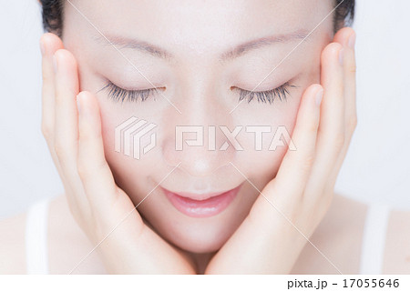 顔アップ 女性 顔アップ 女性 17055646