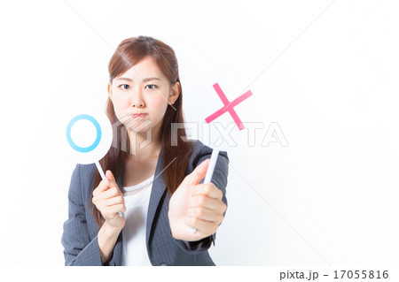 ×を表示するスーツの女性 17055816
