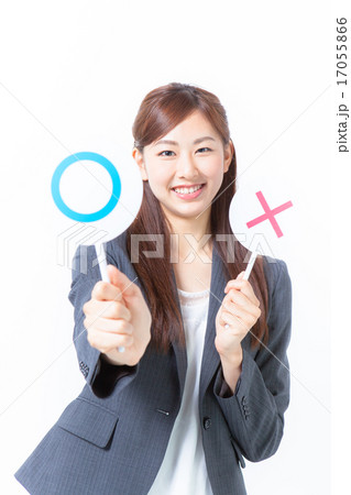 ○を表示する スーツの女性 ○を表示する スーツの女性 17055866