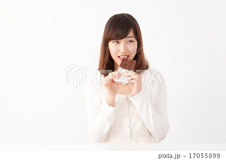 チョコレートを食べる若い女性 チョコレートを食べる若い女性 17055899