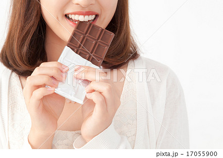チョコレートを食べる若い女性 17055900