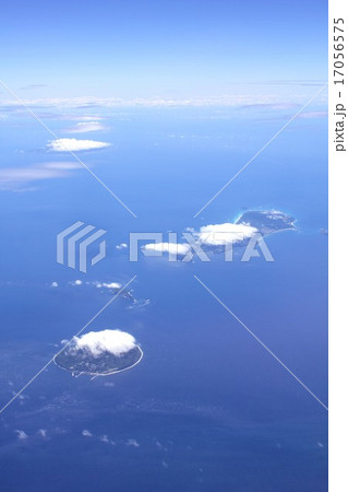 伊豆諸島の島々、手前から利島、鵜渡根島、新島、三宅島、御蔵島 17056575