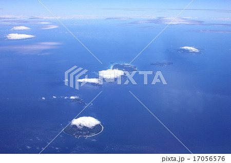 伊豆諸島の島々、手前から利島、鵜渡根島、新島、式根島、神津島、三宅島、御蔵島 伊豆諸島の島々、手前から利島、鵜渡根島、新島、式根島、神津島、三宅島、御蔵島 17056576