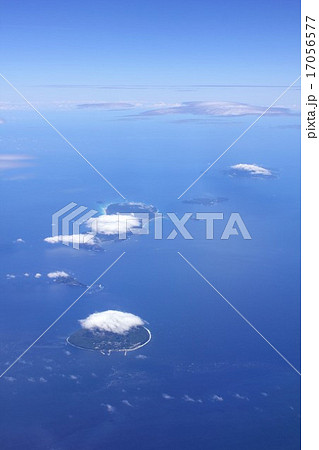 伊豆諸島の島々、手前から利島、鵜渡根島、新島、式根島、神津島 17056577