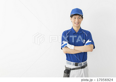 配送員 男性宅配員 腕組み 配送員 男性宅配員 腕組み 17056924