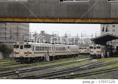 伊勢車両区で入替を行う参宮線キハ40 17057120