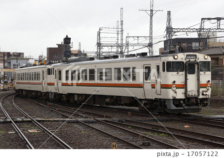 伊勢車両区で入替を行う参宮線キハ40 17057122