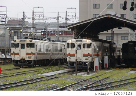 伊勢車両区で入替を行う参宮線キハ40 伊勢車両区で入替を行う参宮線キハ40 17057123