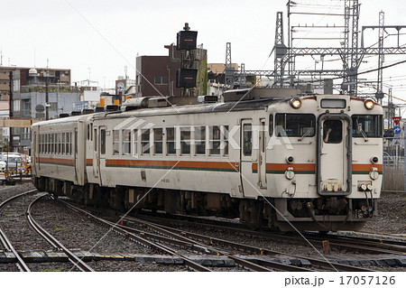伊勢車両区で入替を行う参宮線キハ40 17057126