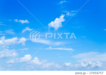 雲　積乱雲　積雲　高積雲　青い空　白い雲　コピースペース　背景用素材　クラウド　テキストスペース　 17058757