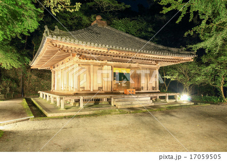 豊後高田市の富貴寺　ライトアップ（左側） 17059505