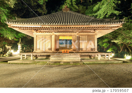 豊後高田市の富貴寺　ライトアップ(正面） 17059507