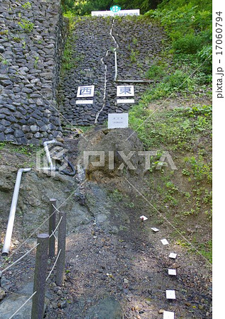 新潟　糸魚川ジオパーク　フォッサマグナの断層の露頭（糸魚川静岡構造線） 17060794