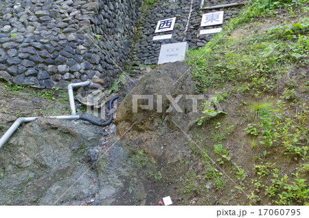 新潟　糸魚川ジオパーク　フォッサマグナの断層の露頭（糸魚川静岡構造線） 17060795