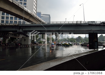 バンコク・雨のラマ４世通り交差点 17061068