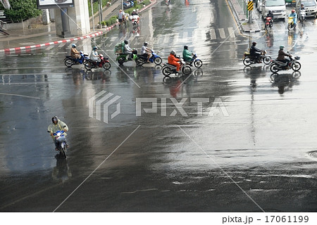 バンコク・雨の交差点とバイク バンコク・雨の交差点とバイク 17061199