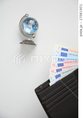 ユーロと財布と地球儀 17061951
