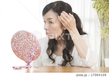 スキンケアをする50代の女性 17064109