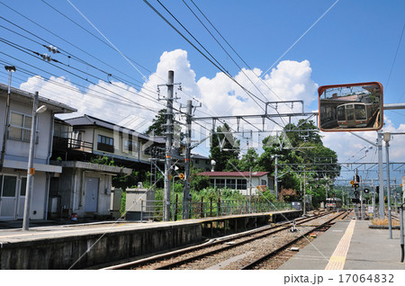 夏雲と飯田線天竜峡駅構内の写真素材