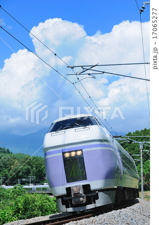 夏雲を背景にカーブを駆け下りる中央線特急スーパーあずさ号 17065277