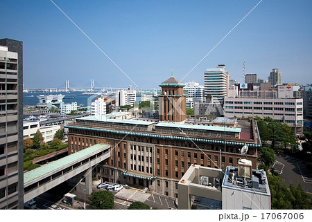 神奈川県庁本庁舎・新庁舎とベイブリッジ 17067006