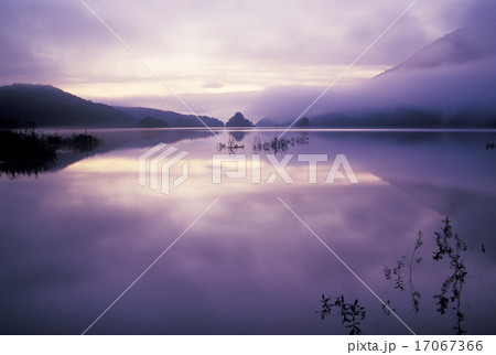 裏磐梯の秋の朝 17067366