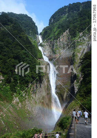 日本一の落差を誇る真夏の称名滝 17067968