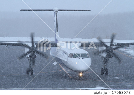 雪と飛行機 17068078