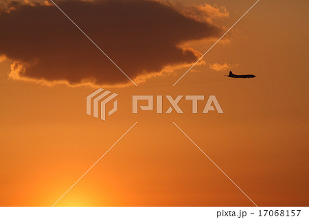 夕焼け空と飛行機 17068157