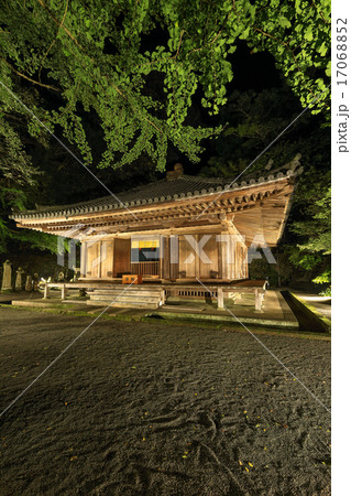 豊後高田市の富貴寺 ライトアップ(右側 縦構図) 豊後高田市の富貴寺 ライトアップ(右側 縦構図) 17068852