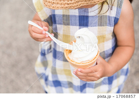 ソフトクリームを食べる女の子 17068857