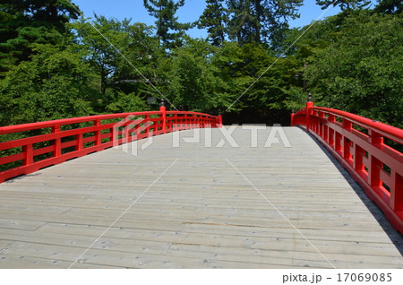 弘前城の「杉の大橋」（弘前公園／青森県弘前市） 17069085