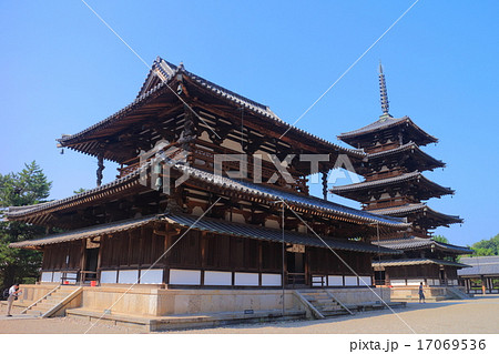 法隆寺　金堂と五重塔 17069536