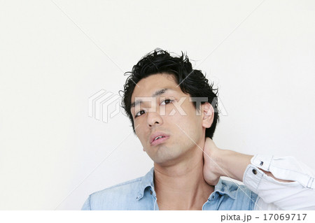 首を押さえる下目線の若い男性 首を押さえる下目線の若い男性 17069717