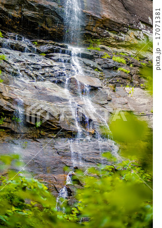 hickory nut waterfalls during daylight summer 17071381
