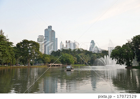 バンコク・ルンピニ公園人工池 17072529