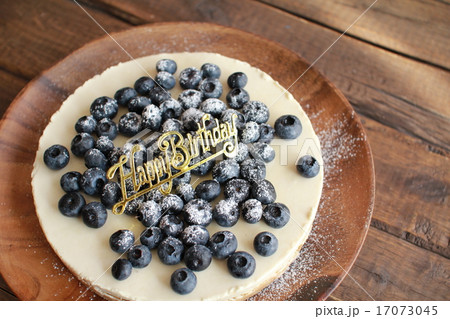 ブルーベリーたっぷりレアチーズの誕生日ケーキ 手作りケーキ ブルーベリーたっぷりレアチーズの誕生日ケーキ 手作りケーキ 17073045