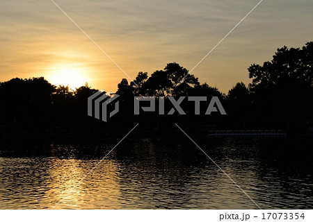 バンコク・ルンピニ公園の夜明け 17073354