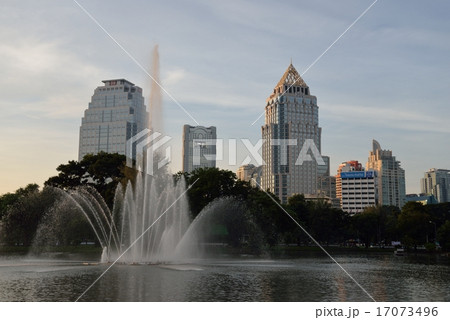 バンコク・ルンピニ公園の噴水とビル群 17073496