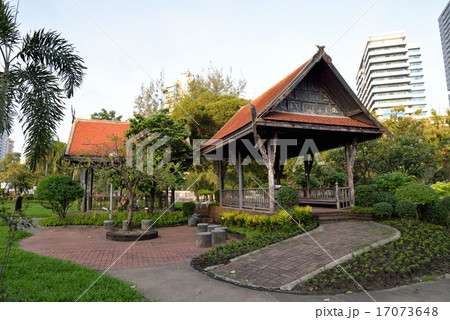 バンコク・ルンピニ公園の東屋 17073648