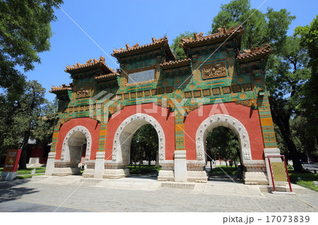 北京　孔廟と国子監博物館　瑠璃牌坊 17073839