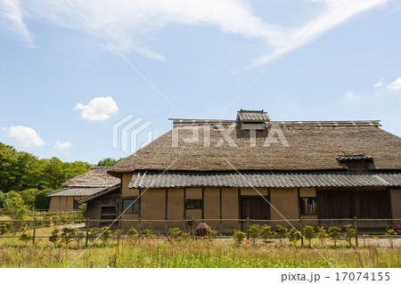 夏空と日本家屋の写真素材