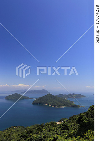 三豊市荘内半島より望む瀬戸内海、塩飽諸島の「粟島」 17074229