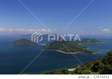 三豊市荘内半島より望む瀬戸内海、塩飽諸島の「粟島」、遠く瀬戸大橋が見える 17074231